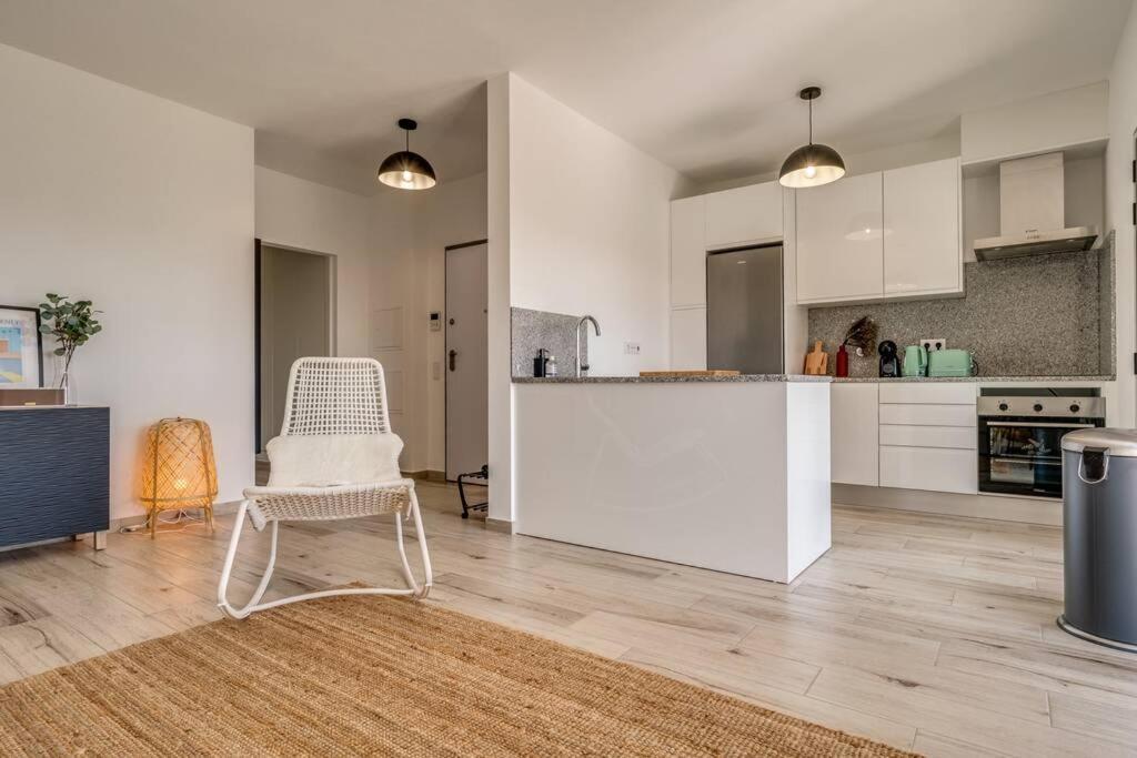 Happiness Apartment - 2Bedroom Apt In アルジェズール エクステリア 写真